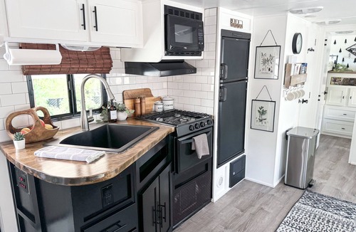 Fallbrook RV Rental | Comfy+Cozy Camper