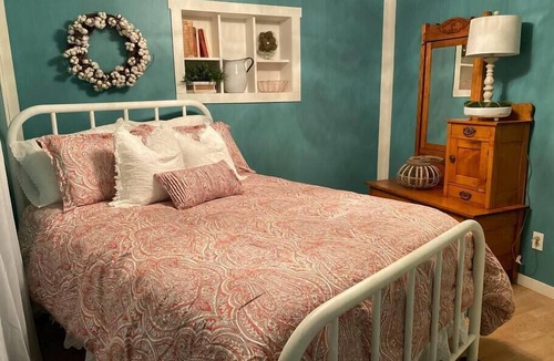 Shipshewana House | Comfy & Cozy Lakefront Cottage