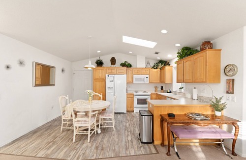 Grants Pass Cottage | COMFY-COZY, Quiet, EV car CHARGER, GARAGE, Recliner