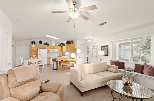 Grants Pass Cottage | COMFY-COZY, Quiet, EV car CHARGER, GARAGE, Recliner