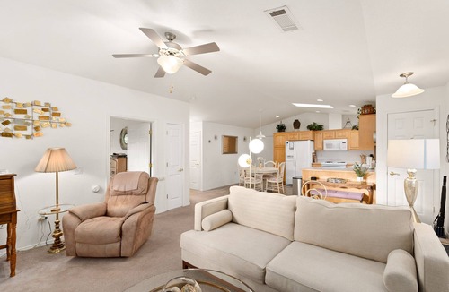 Grants Pass Cottage | COMFY-COZY, Quiet, EV car CHARGER, GARAGE, Recliner