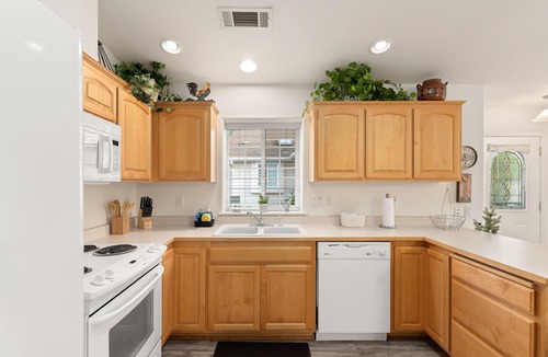 Grants Pass Cottage | COMFY-COZY, Quiet, EV car CHARGER, GARAGE, Recliner