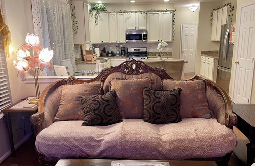 Neabsco House | Comfy Deluxe Getaway Resort