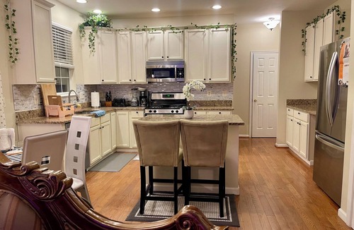 Neabsco House | Comfy Deluxe Getaway Resort