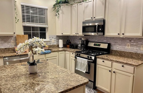 Neabsco House | Comfy Deluxe Getaway Resort