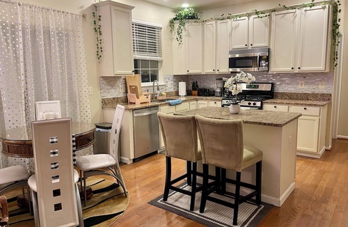 Neabsco House | Comfy Deluxe Getaway Resort