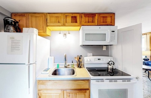Castine House | Comfy Downtown Getaway w/Full Kitchen - Close to the Beach