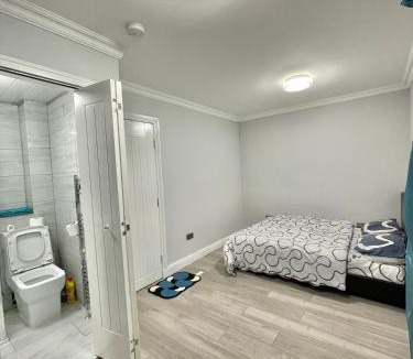 Whittington House | Comfy Ensuite Room in Colindale