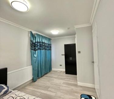 Whittington House | Comfy Ensuite Room in Colindale