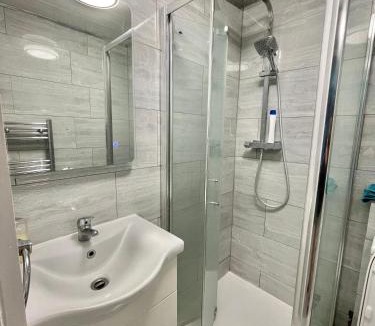 Whittington House | Comfy Ensuite Room in Colindale