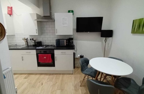 Boleyn House | Comfy Fenia Stay