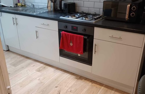 Boleyn House | Comfy Fenia Stay