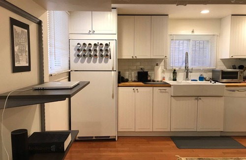 Lakewood-Balmoral Apartment | Comfy Garden Suite in Andersonville