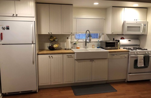 Lakewood-Balmoral Apartment | Comfy Garden Suite in Andersonville