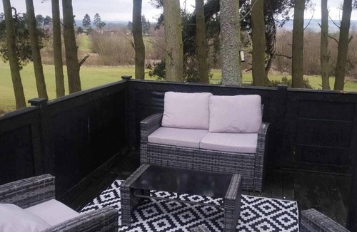 Jedburgh Cabin | Comfy golf course view at Lilliardsedge