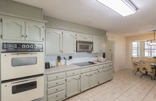 Broken Arrow House | Comfy Hangout House - Sleeps 16 - Pool & Hot Tub!