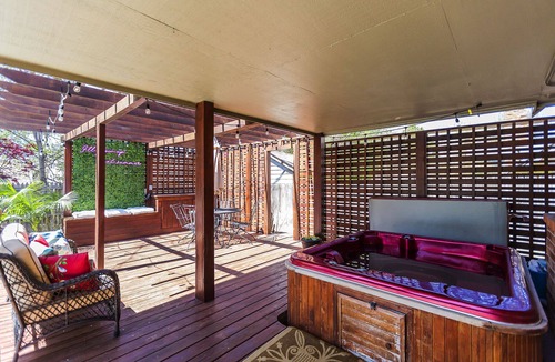 Broken Arrow House | Comfy Hangout House - Sleeps 16 - Pool & Hot Tub!