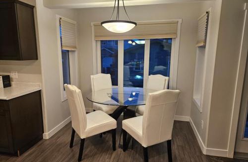 Regina Villa | Comfy Home in Harbour Landing - Regina