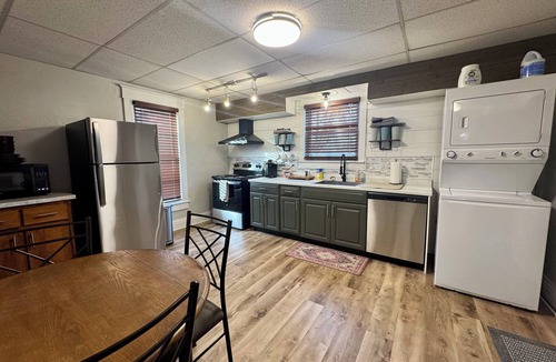 Mattoon House | Comfy home on Broadway in Mattoon