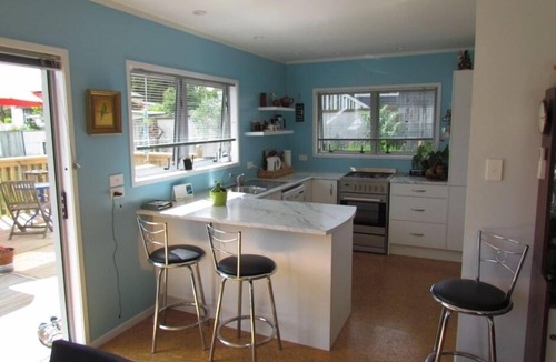 Waihi House | Comfy home opp Gilmour Lake.