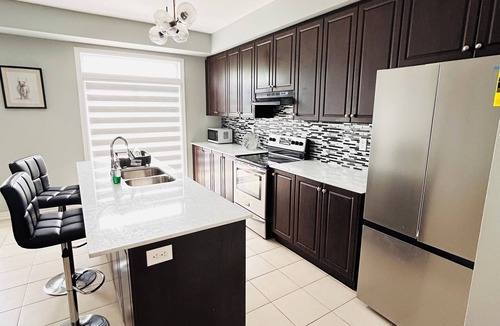 Brampton House | Comfy home sleeps 13+ guest with wifi &parking Netflix