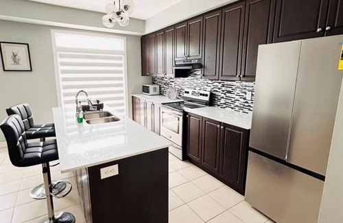 Brampton House | Comfy home sleeps 13+ guest with wifi &parking Netflix
