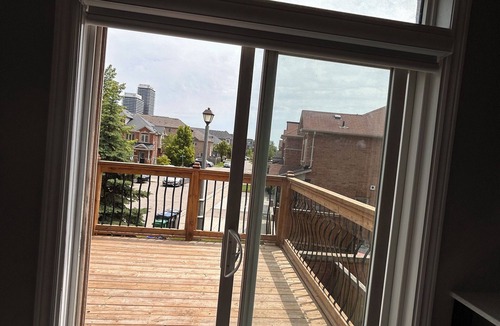 Brampton House | Comfy home sleeps 13+ guest with wifi &parking Netflix