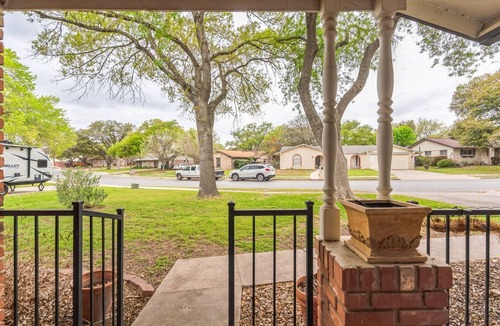 Universal City House | Comfy Home w/Great Accessibility by RedAwning