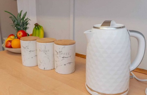 Weston by Wellend House | Comfy Home with Parking