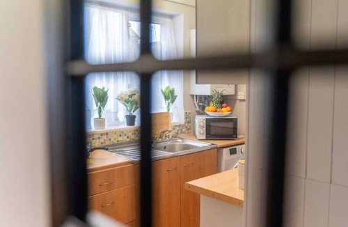 Weston by Wellend House | Comfy Home with Parking