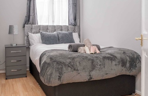 Weston by Wellend House | Comfy Home with Parking