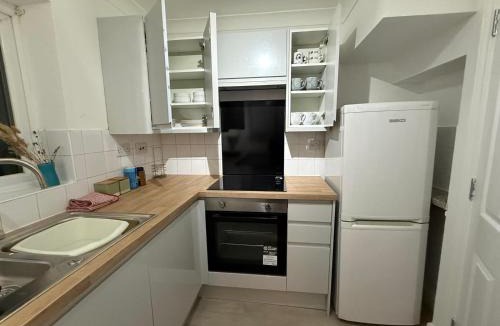 St Ives House | Comfy, king bed families & Contractors welcome