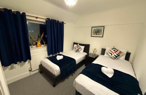 St Ives House | Comfy, king bed families & Contractors welcome