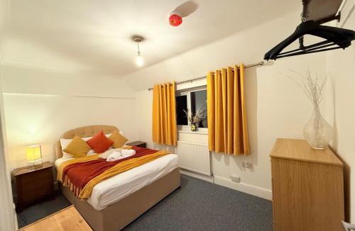 St Ives House | Comfy, king bed families & Contractors welcome