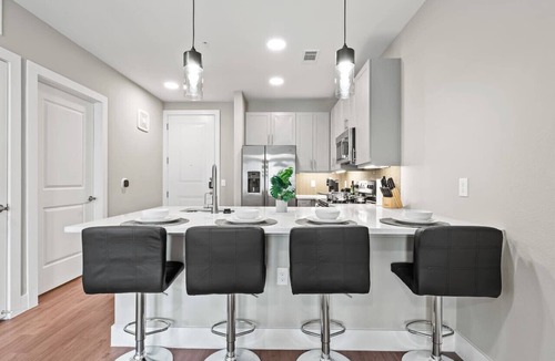 Fort Worth Apartment | Comfy King bed | Pool + Gym + Parking + Stockyards