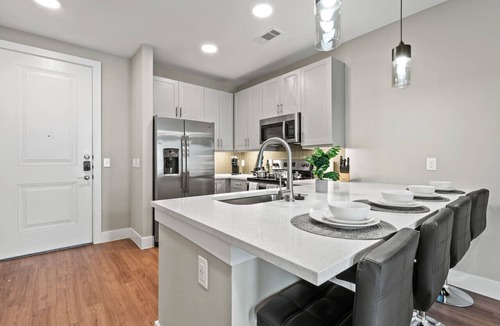 Fort Worth Apartment | Comfy King bed | Pool + Gym + Parking + Stockyards
