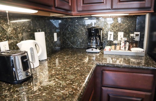 Woodlake - Briar Meadow House | Comfy King Bed | Sleeps 10 | Near Houston Galleria