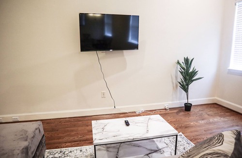 Woodlake - Briar Meadow House | Comfy King Bed | Sleeps 10 | Near Houston Galleria