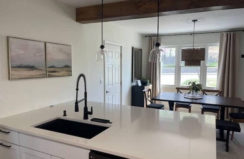 Independence House | Comfy King Beds and Fast Wi-Fi near KC stadiums