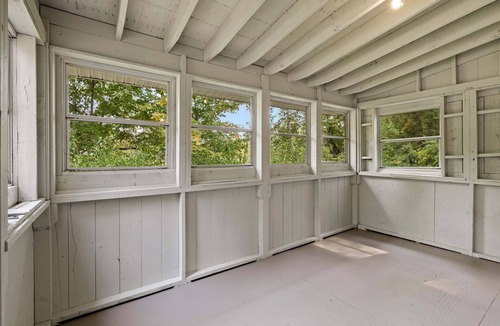 Bradford House | Comfy Large Bungalow - 4 Bed 1BA On Private Pond