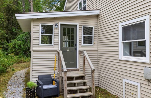 Bradford House | Comfy Large Bungalow - 4 Bed 1BA On Private Pond