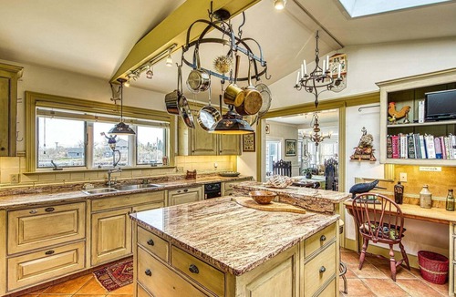 Corea House | Comfy "Mini-estate" on Iconic Corea Harbor