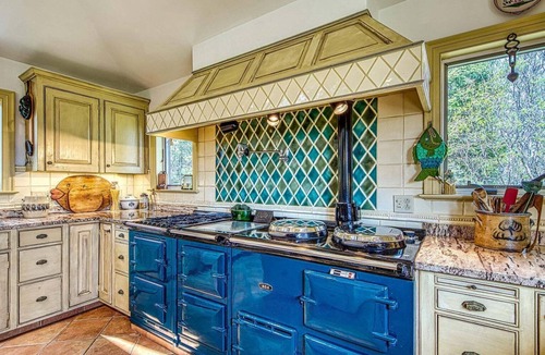 Corea House | Comfy "Mini-estate" on Iconic Corea Harbor