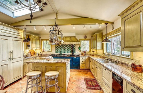 Corea House | Comfy "Mini-estate" on Iconic Corea Harbor