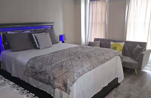 Mount Pleasant House | Comfy Modern 1-bedroom suite in Brampton Entire place