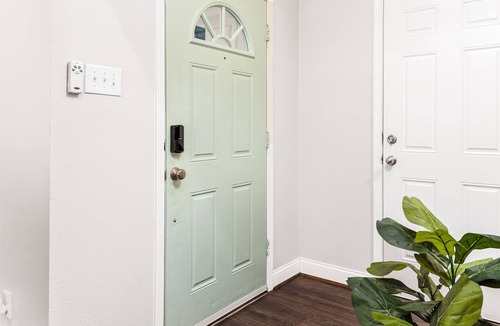 Barker House | Comfy Modern Home - Close to Everything!