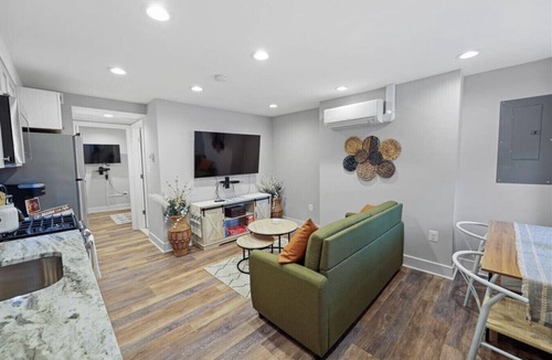Shaw House | Comfy NW Gem-5 min walk to Metro/DT/Convention Ctr