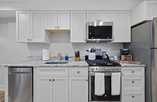 Shaw House | Comfy NW Gem-5 min walk to Metro/DT/Convention Ctr
