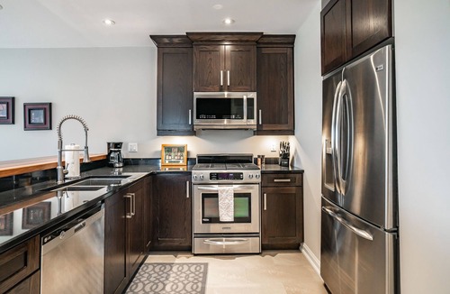 Virgil House | Comfy Pet Friendly Renovated Niagara Vineyard 2 Bdrm Farm Home