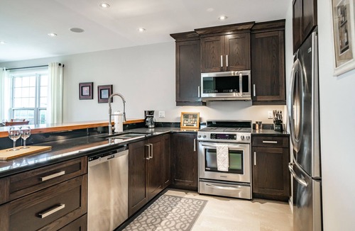 Virgil House | Comfy Pet Friendly Renovated Niagara Vineyard 2 Bdrm Farm Home